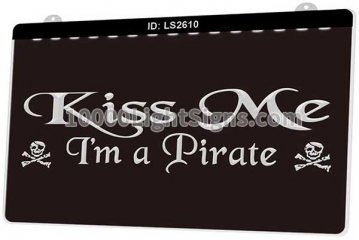 LS2610 Kiss Me Im a Pirate Skull
